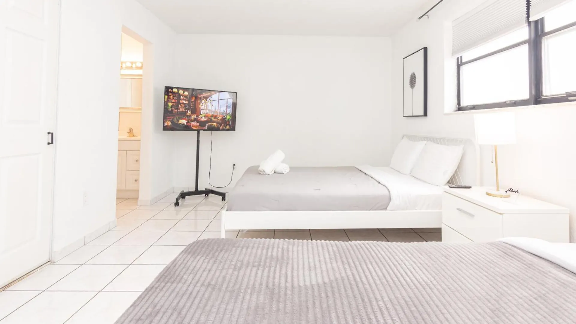 One Bedroom - With Parking & Balcony - Heart Of Wynwood Apartment *