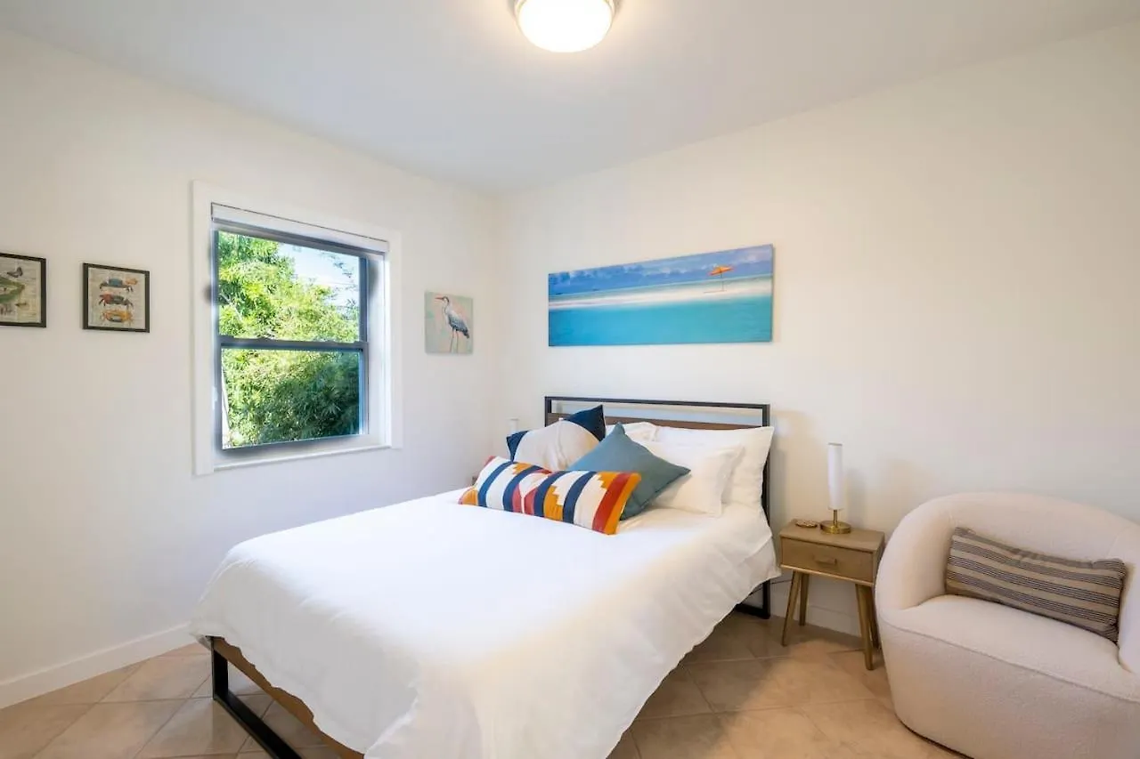 Holiday home Surfers Cove - Modern 3 2 W Pool Near Calle 8