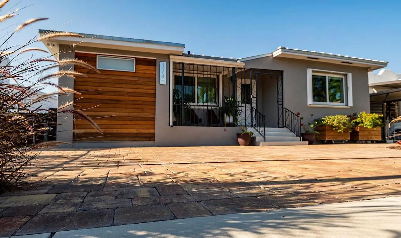 Holiday home Surfers Cove - Modern 3 2 W Pool Near Calle 8 Miami