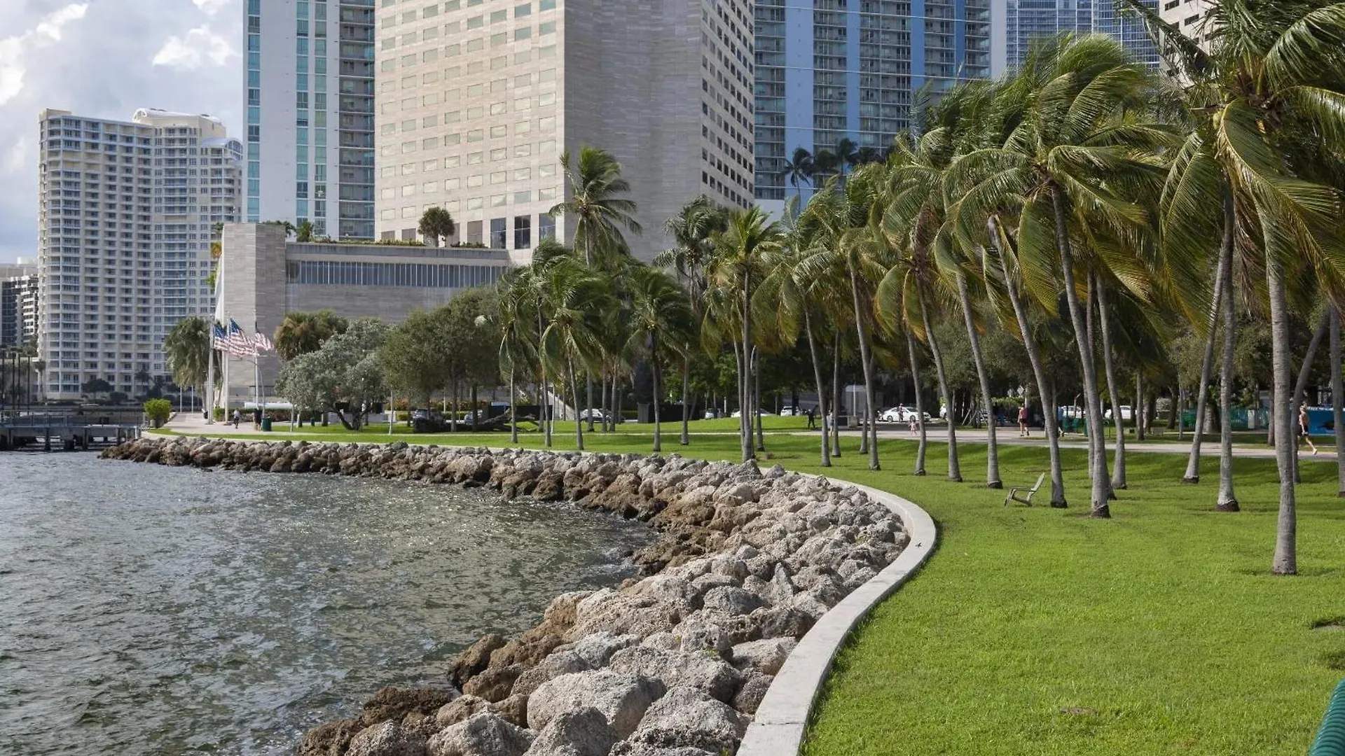 Upscale Brickell 3 Bedroom With Water Views And Free Parking