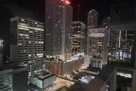 Apartment Huge Pool & Gym - Explore Miami's Heat *