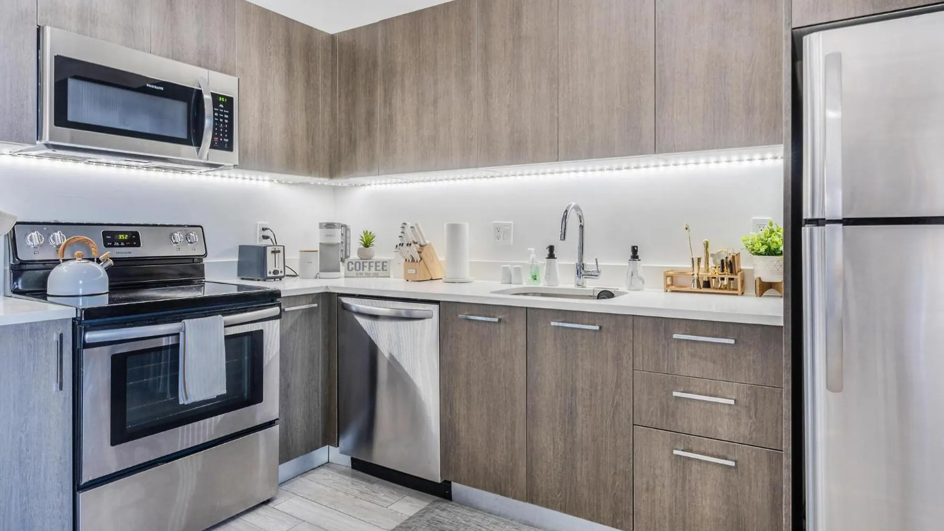 Stylish Bayfront Park High-rise 2-king Bed, 2 Bath Apartment *