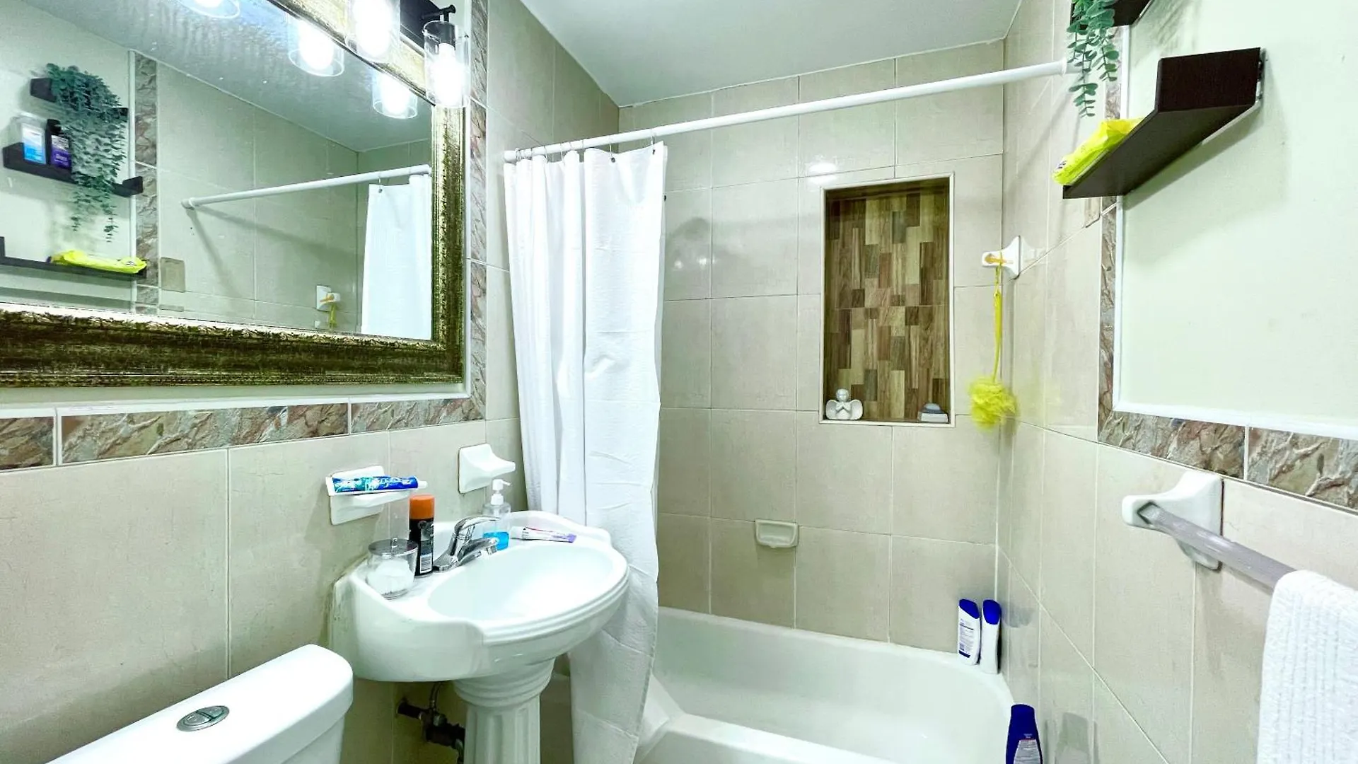 Akeyi Miami305 Private Bedrooms Homestay *
