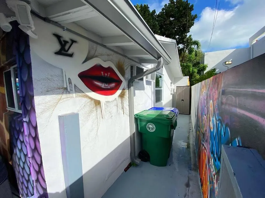 Holiday home Unique Art Escape W/ Hottub, Arcade & Murals