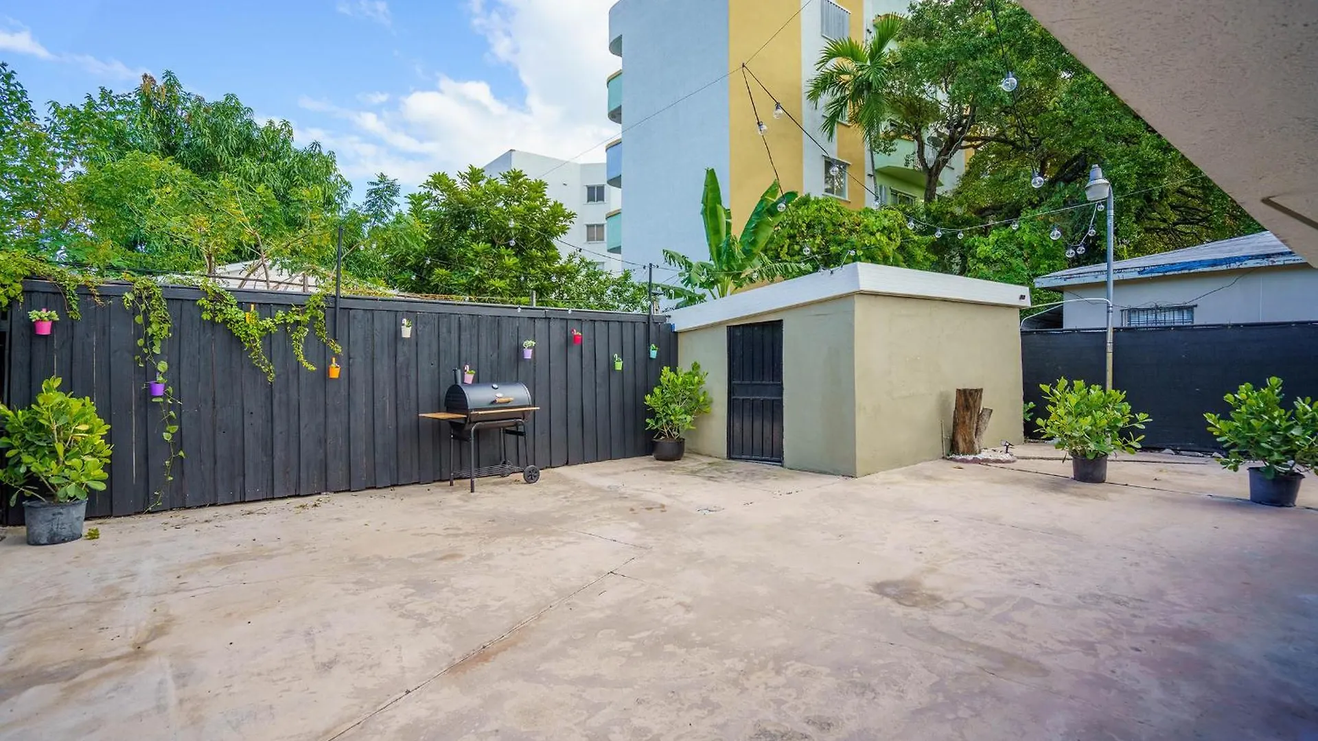 2 Bd W/ Private Parking, Private Yard & W/d *