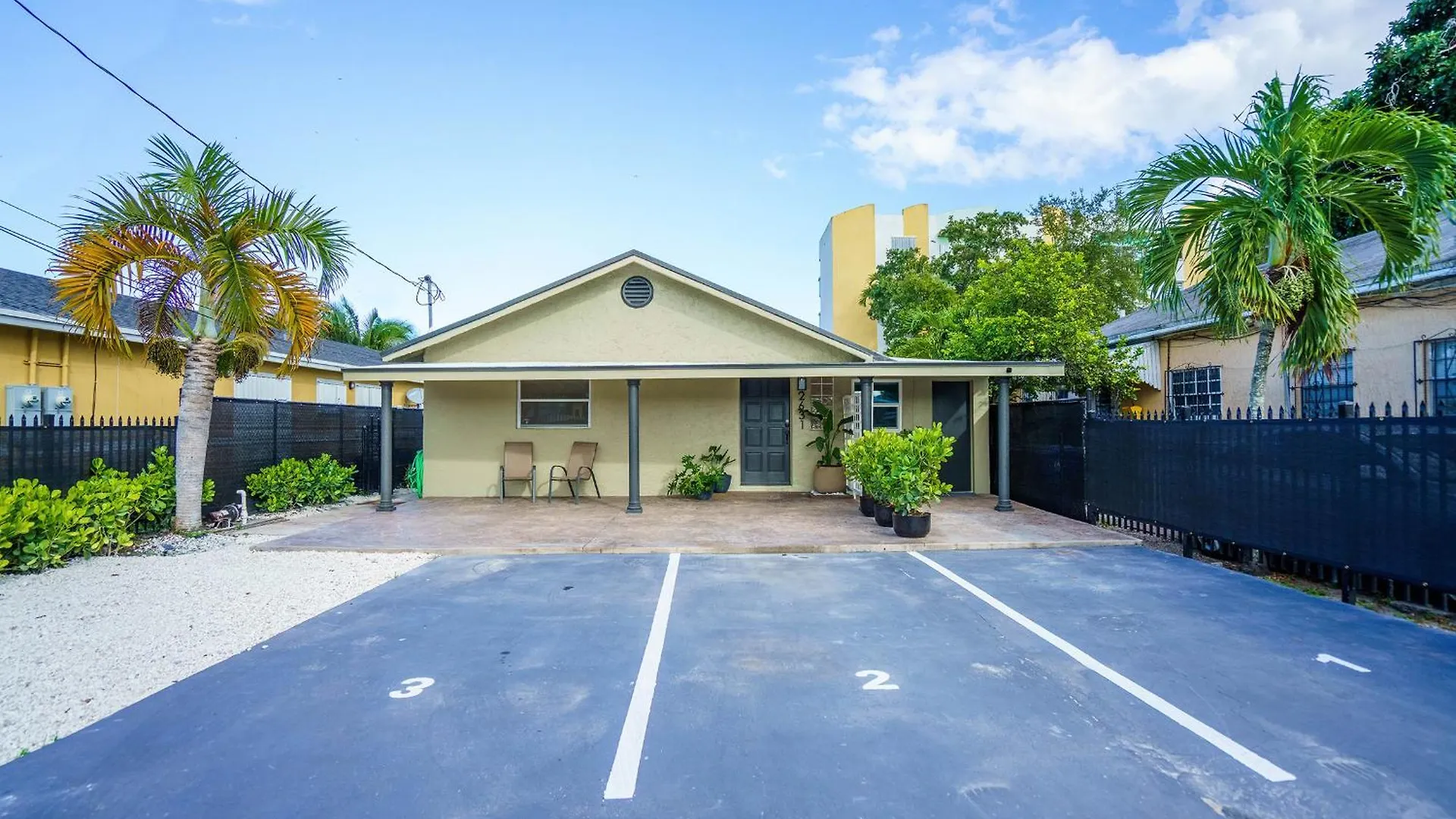 Apartment 2 Bd W/ Private Parking, Private Yard & W/d