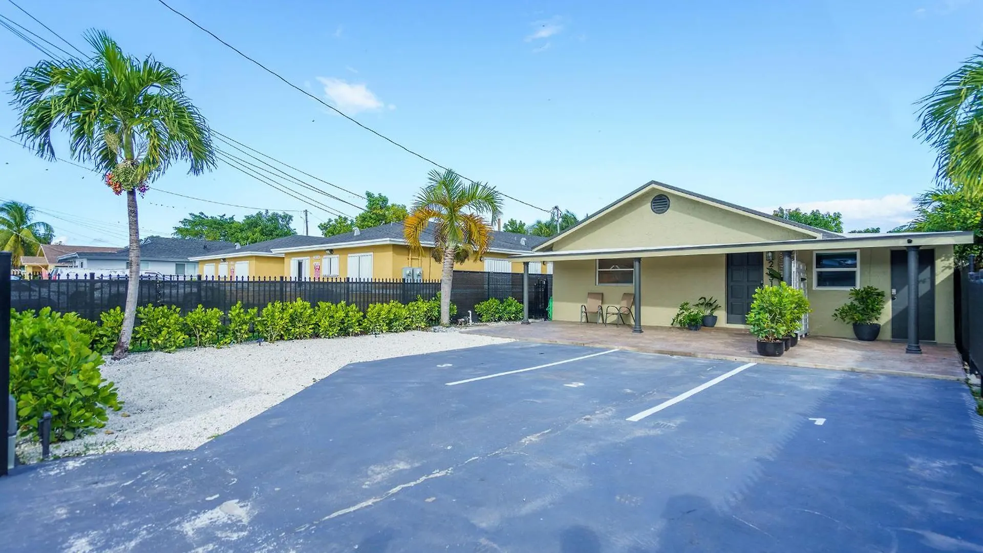 2 Bd W/ Private Parking, Private Yard & W/d