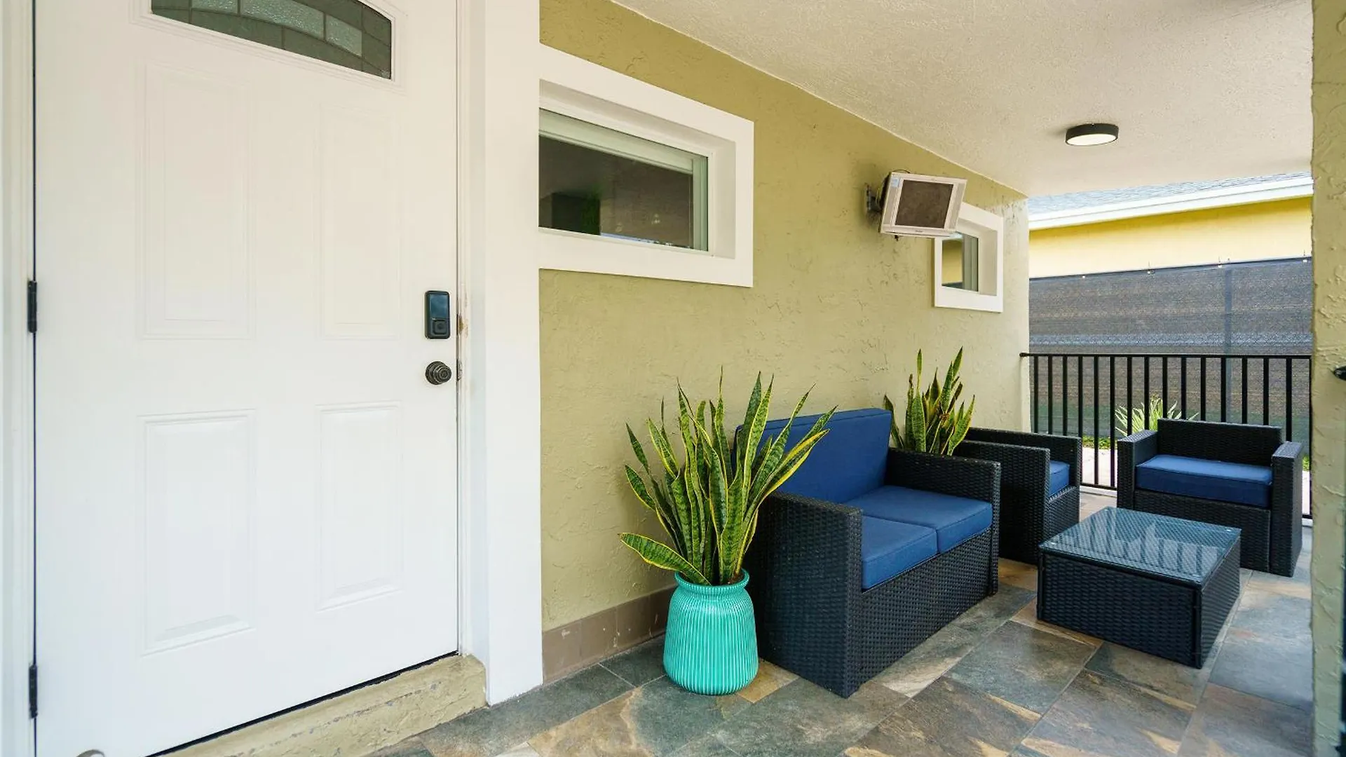 Apartment 2 Bd W/ Private Parking, Private Yard & W/d