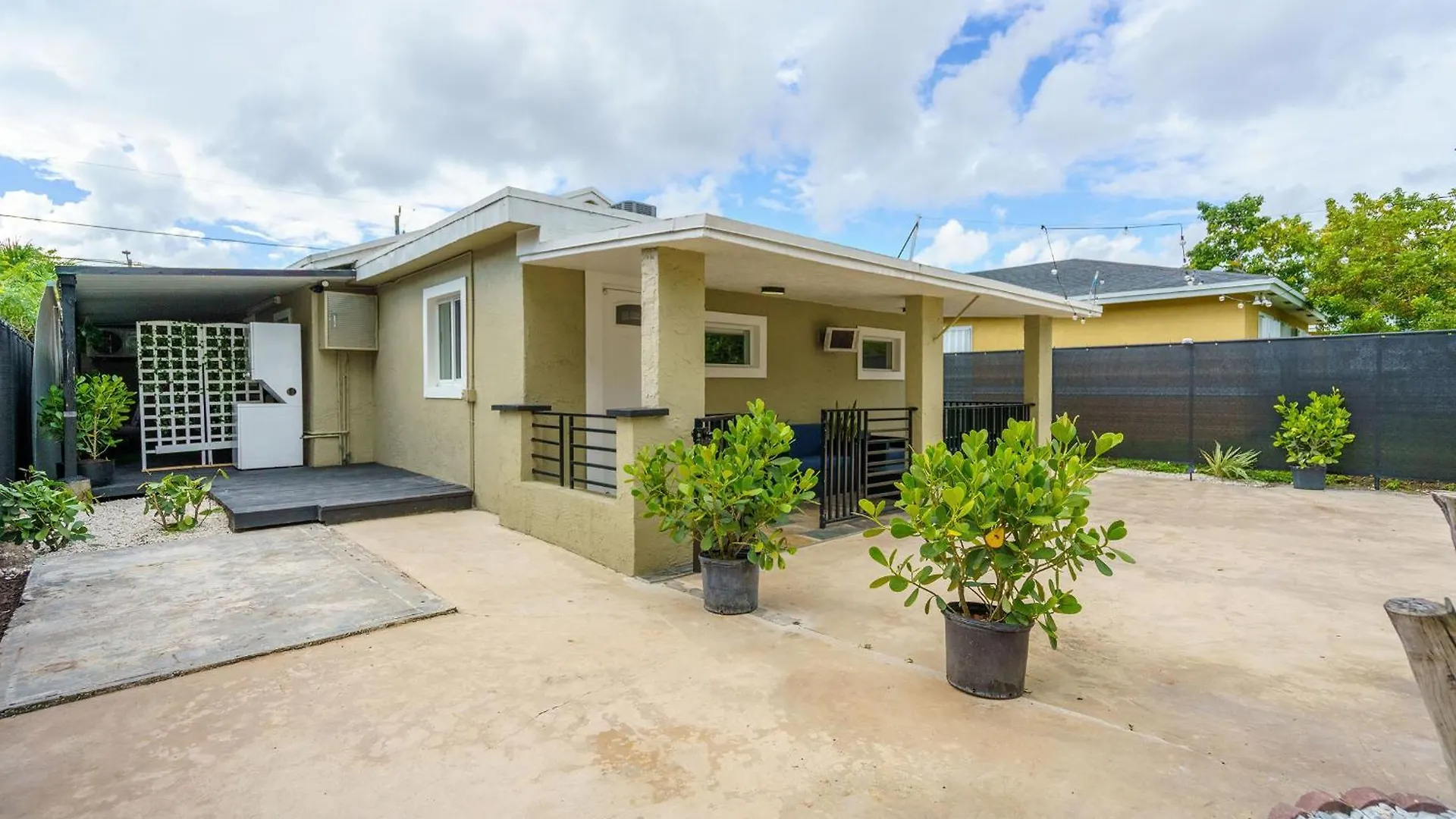 2 Bd W/ Private Parking, Private Yard & W/d Apartment Miami