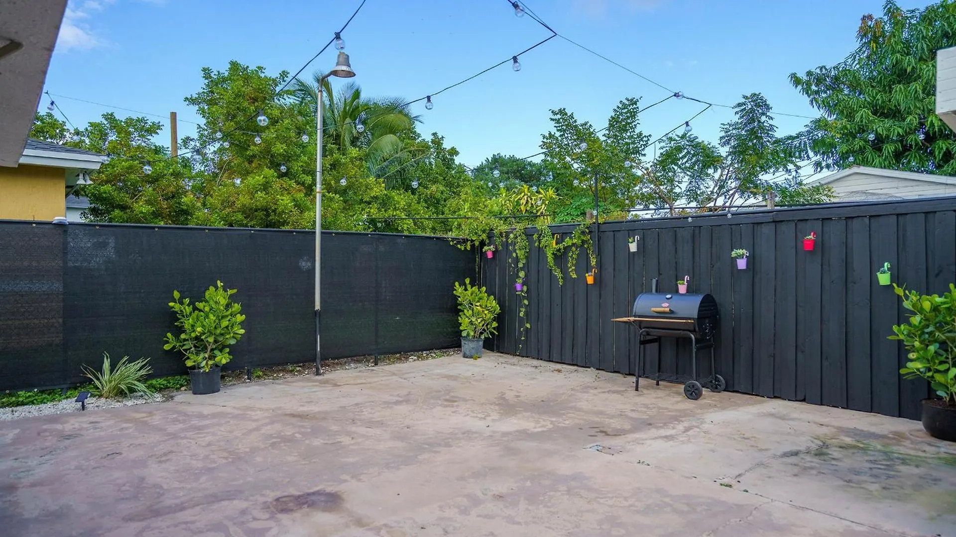 2 Bd W/ Private Parking, Private Yard & W/d Miami