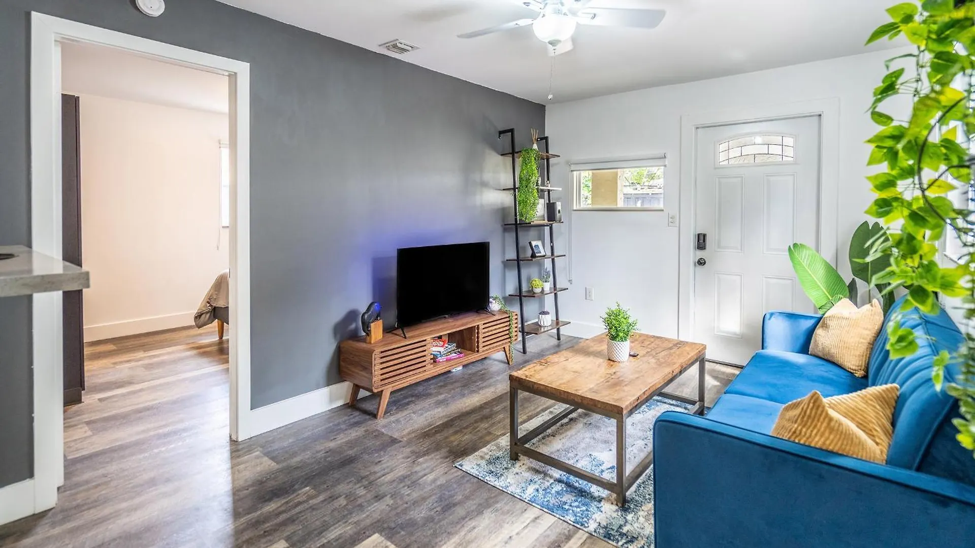 2 Bd W/ Private Parking, Private Yard & W/d *