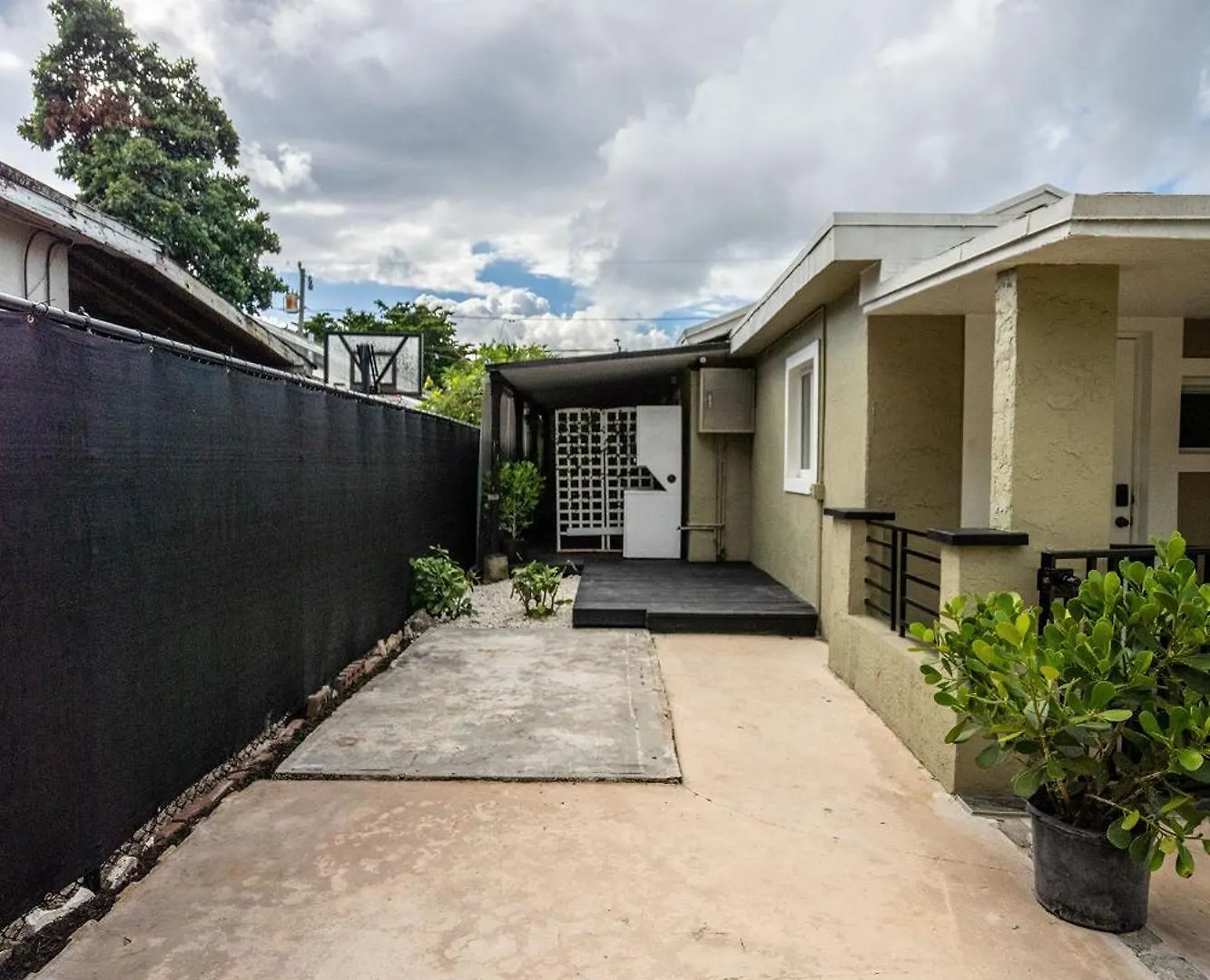 Apartment 2 Bd W/ Private Parking, Private Yard & W/d