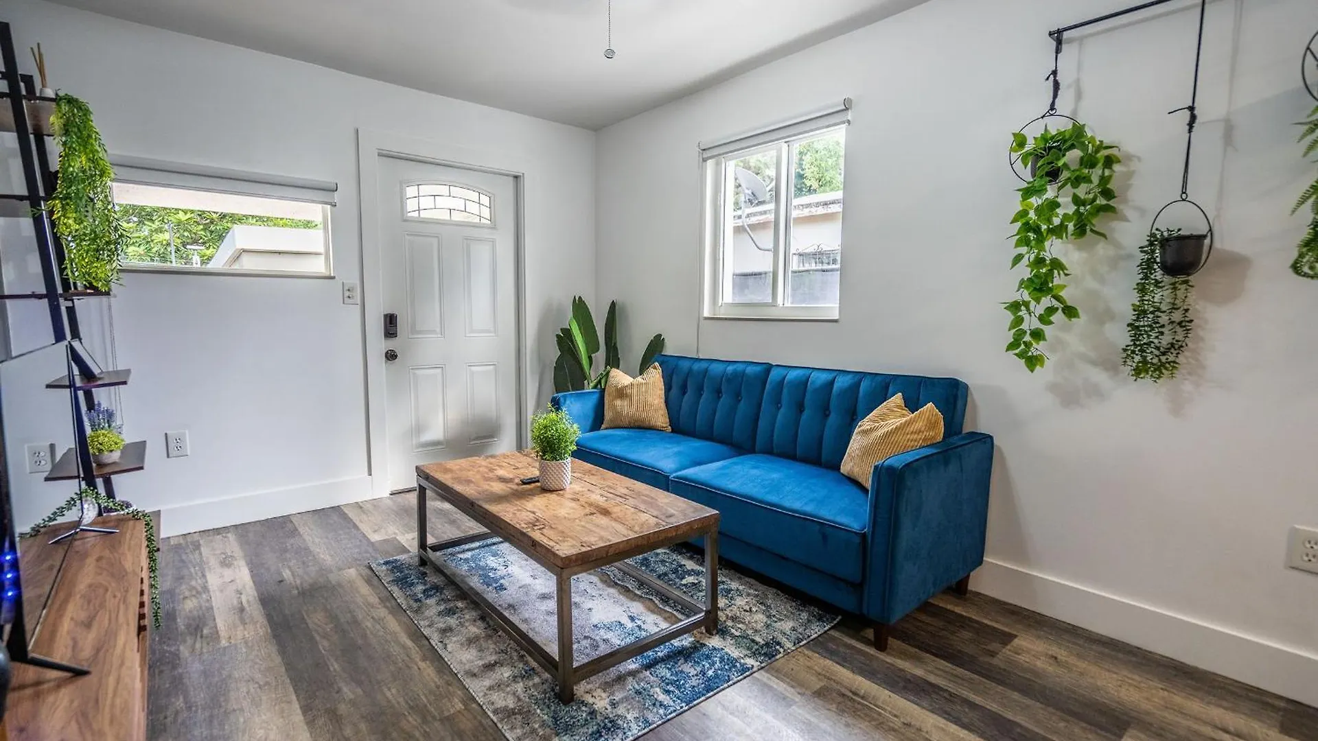 2 Bd W/ Private Parking, Private Yard & W/d Miami