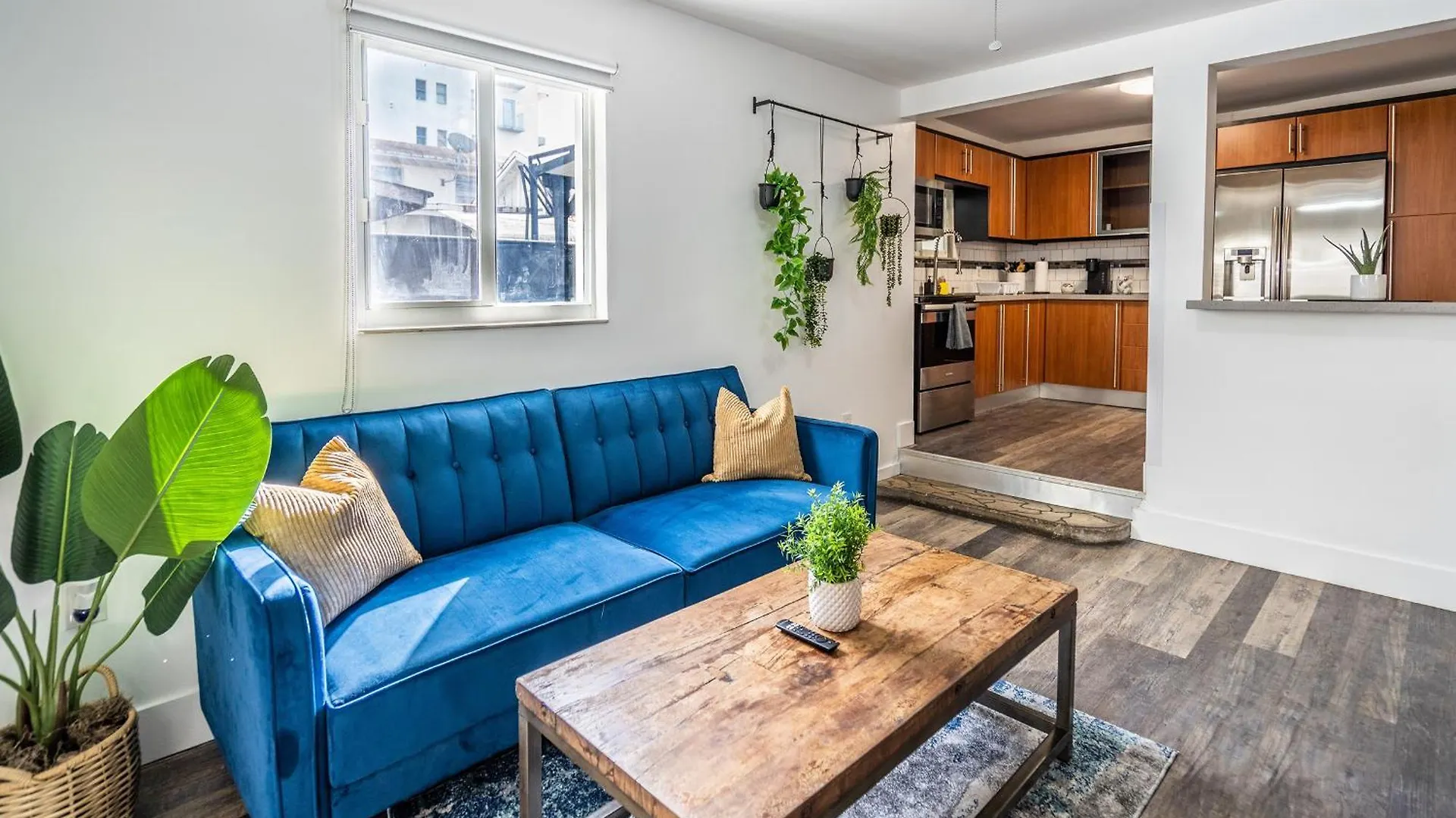2 Bd W/ Private Parking, Private Yard & W/d *