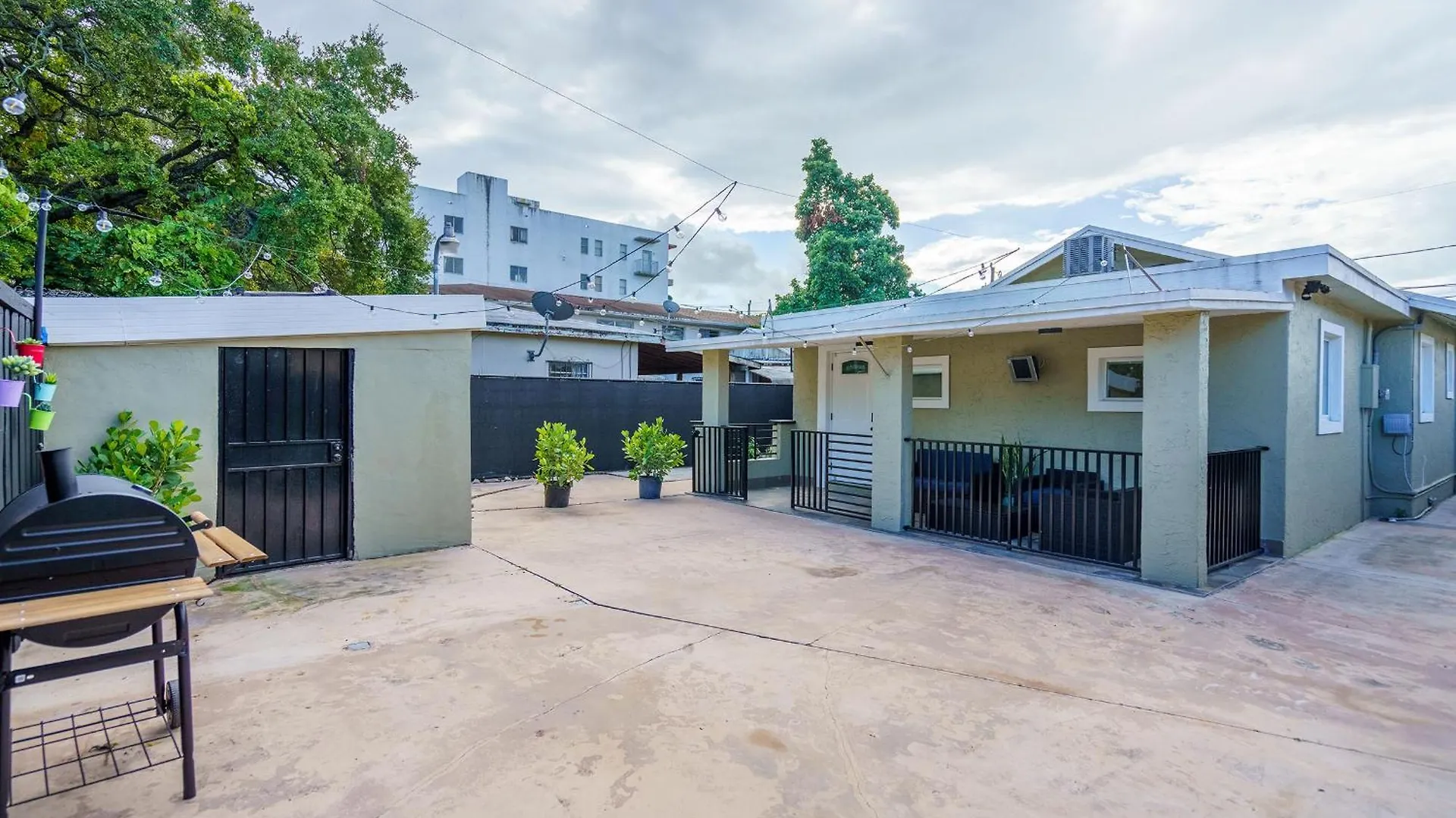 2 Bd W/ Private Parking, Private Yard & W/d Miami