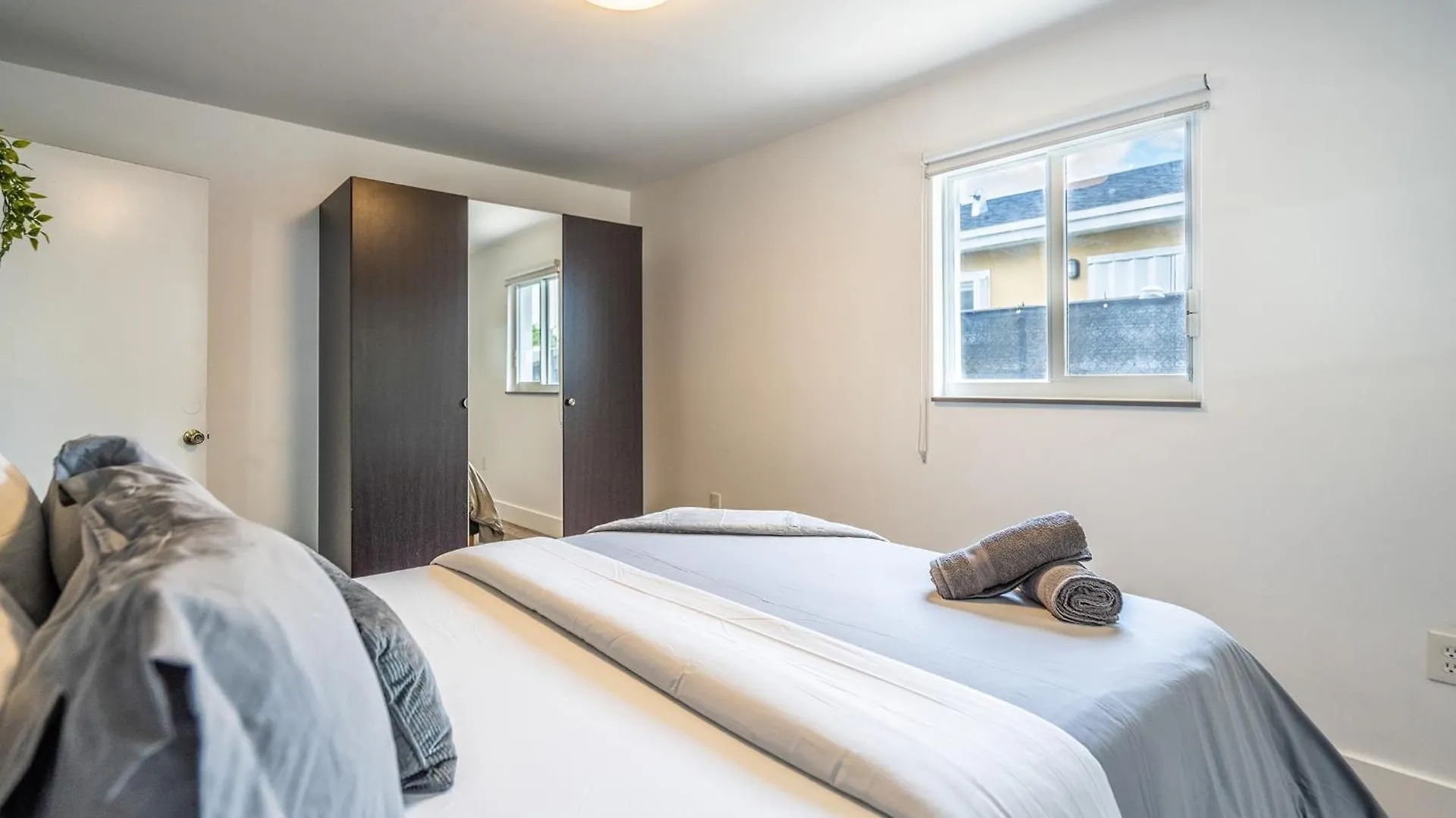 Apartment 2 Bd W/ Private Parking, Private Yard & W/d *