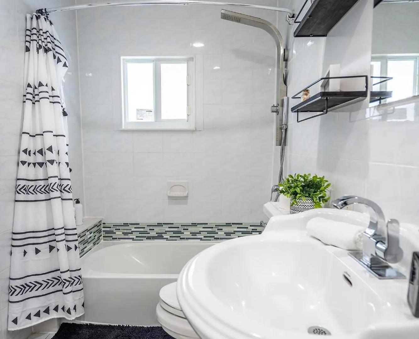 2 Bd W/ Private Parking, Private Yard & W/d