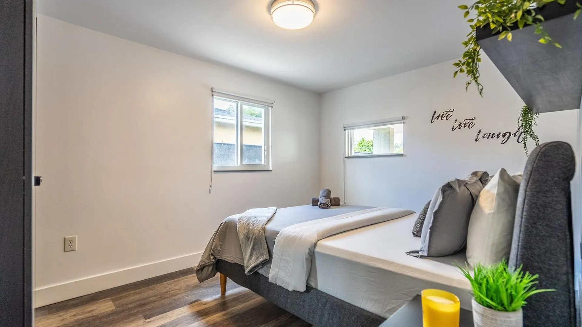 2 Bd W/ Private Parking, Private Yard & W/d *