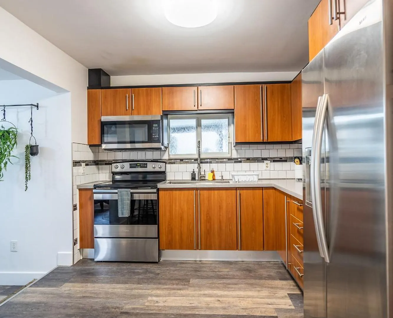 2 Bd W/ Private Parking, Private Yard & W/d