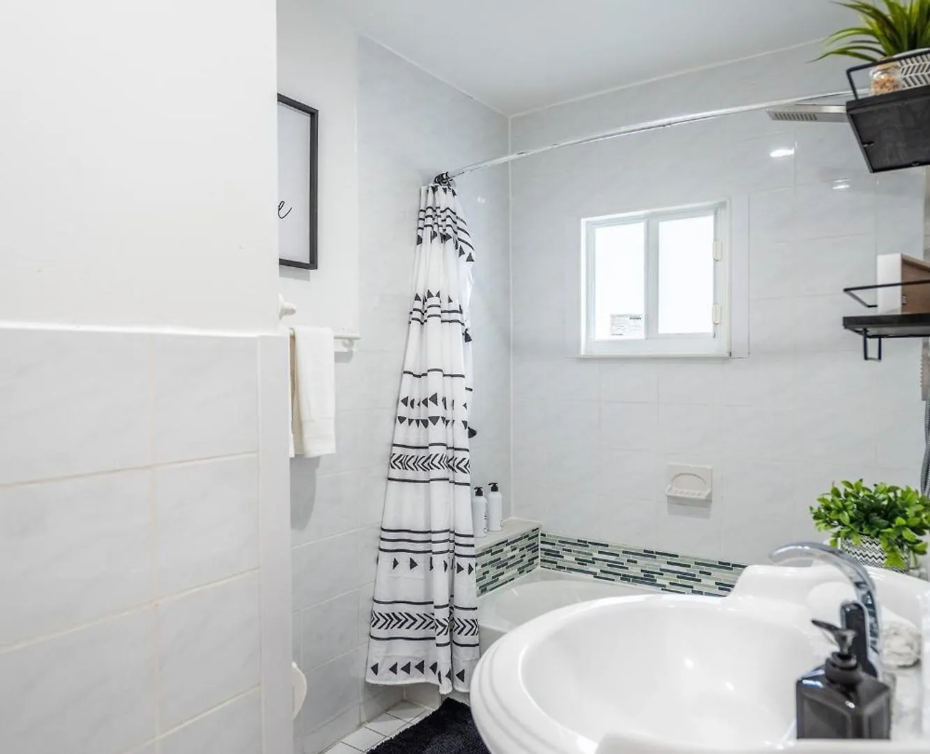 2 Bd W/ Private Parking, Private Yard & W/d * Miami