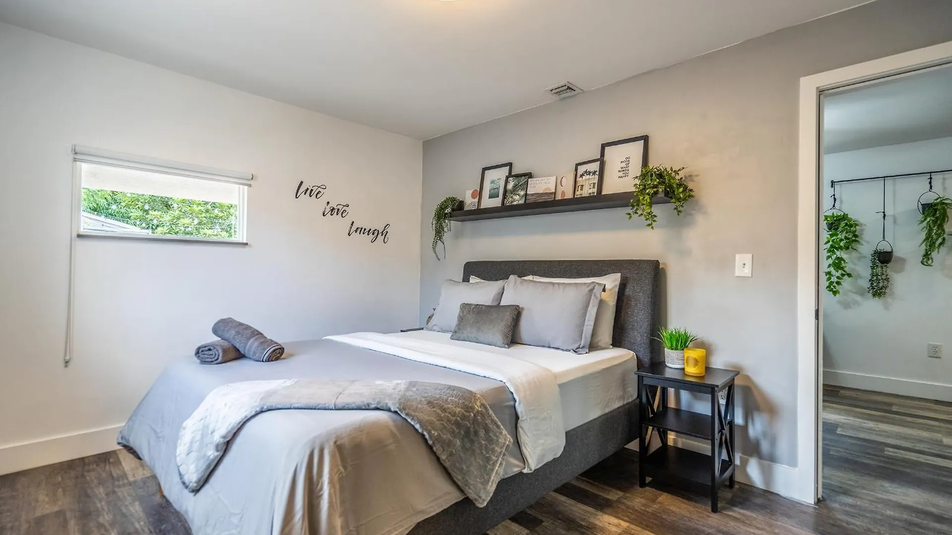 2 Bd W/ Private Parking, Private Yard & W/d Apartment Miami