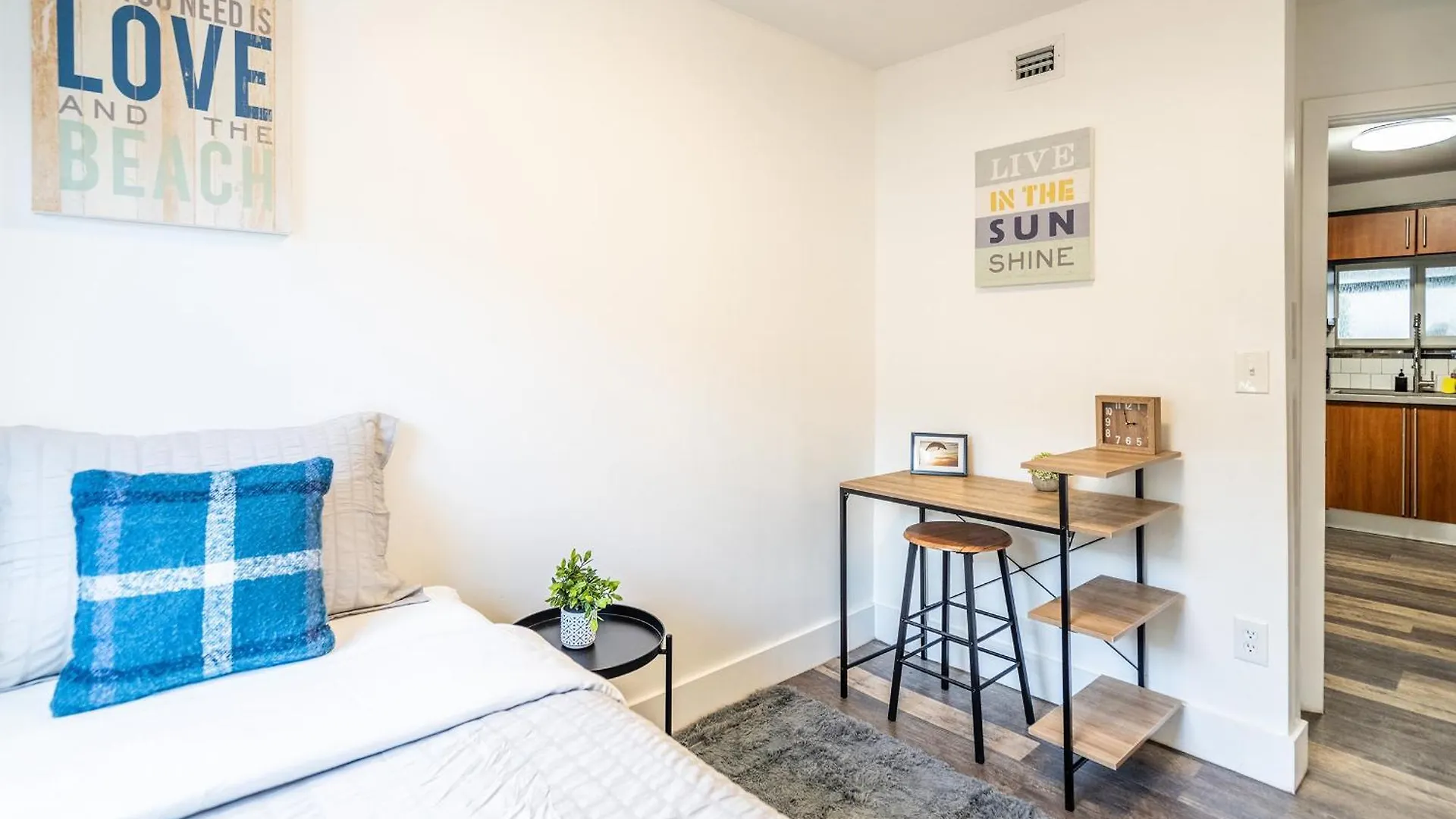Apartment 2 Bd W/ Private Parking, Private Yard & W/d