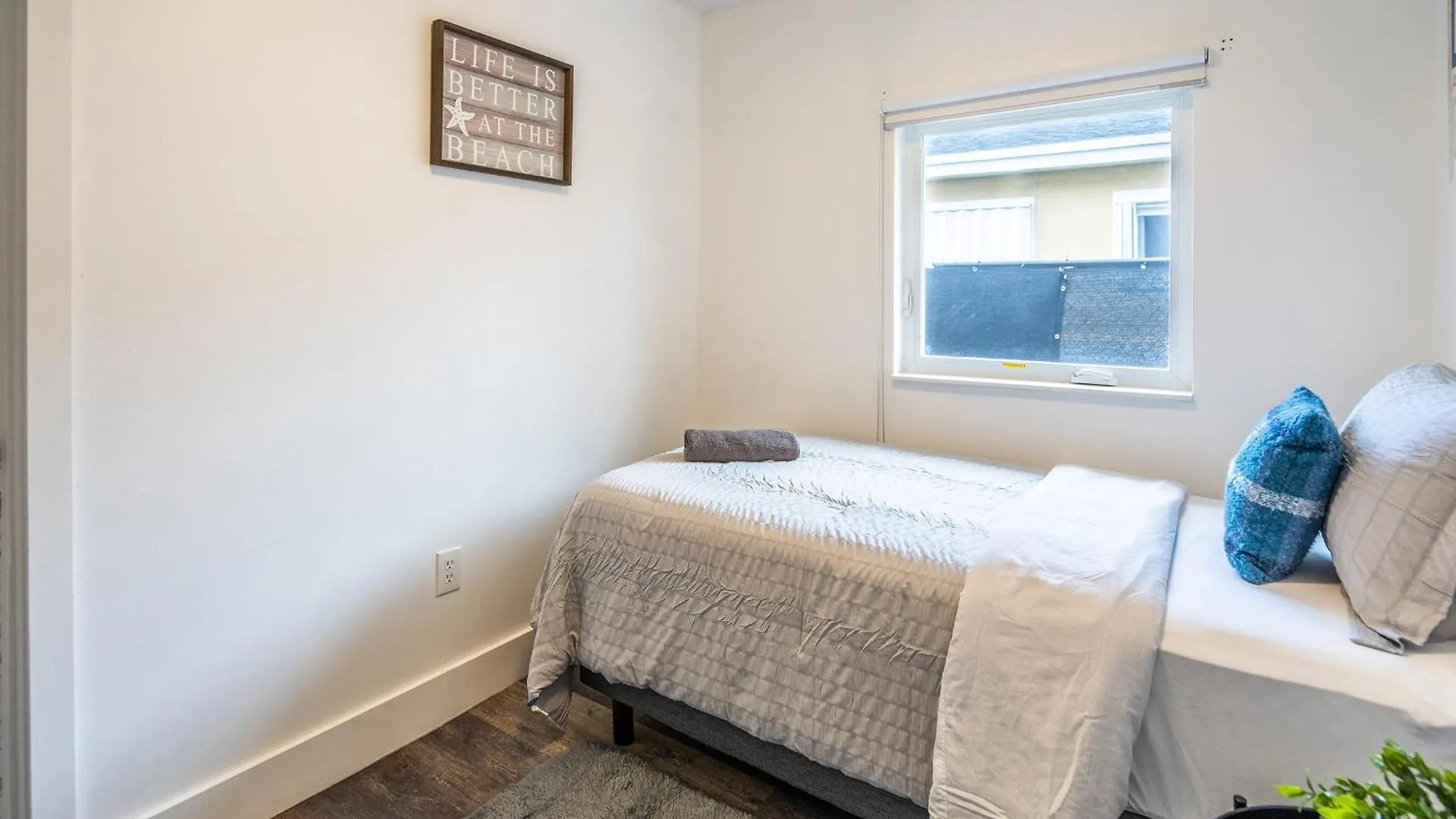 2 Bd W/ Private Parking, Private Yard & W/d Apartment *
