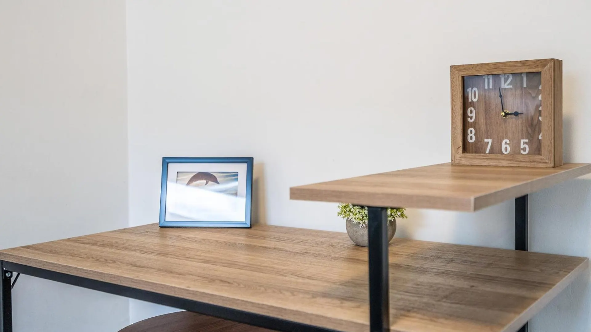 2 Bd W/ Private Parking, Private Yard & W/d Apartment
