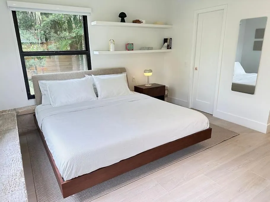Coconut Grove Mid-century Jungle Oasis 度假居 迈阿密