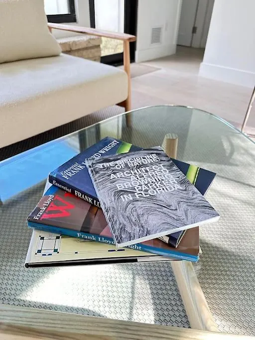 度假居 Coconut Grove Mid-century Jungle Oasis 迈阿密