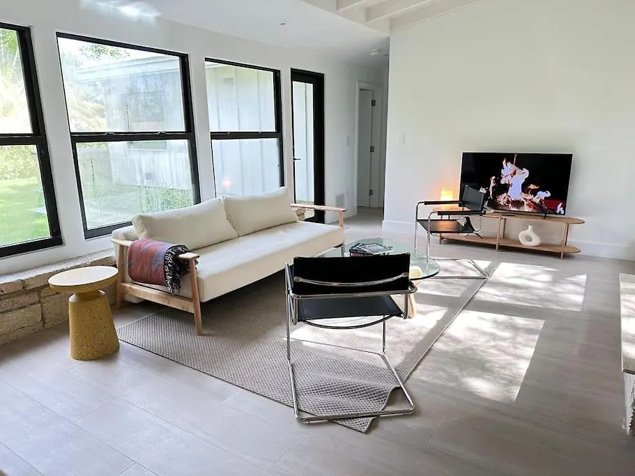 Coconut Grove Mid-century Jungle Oasis 度假居