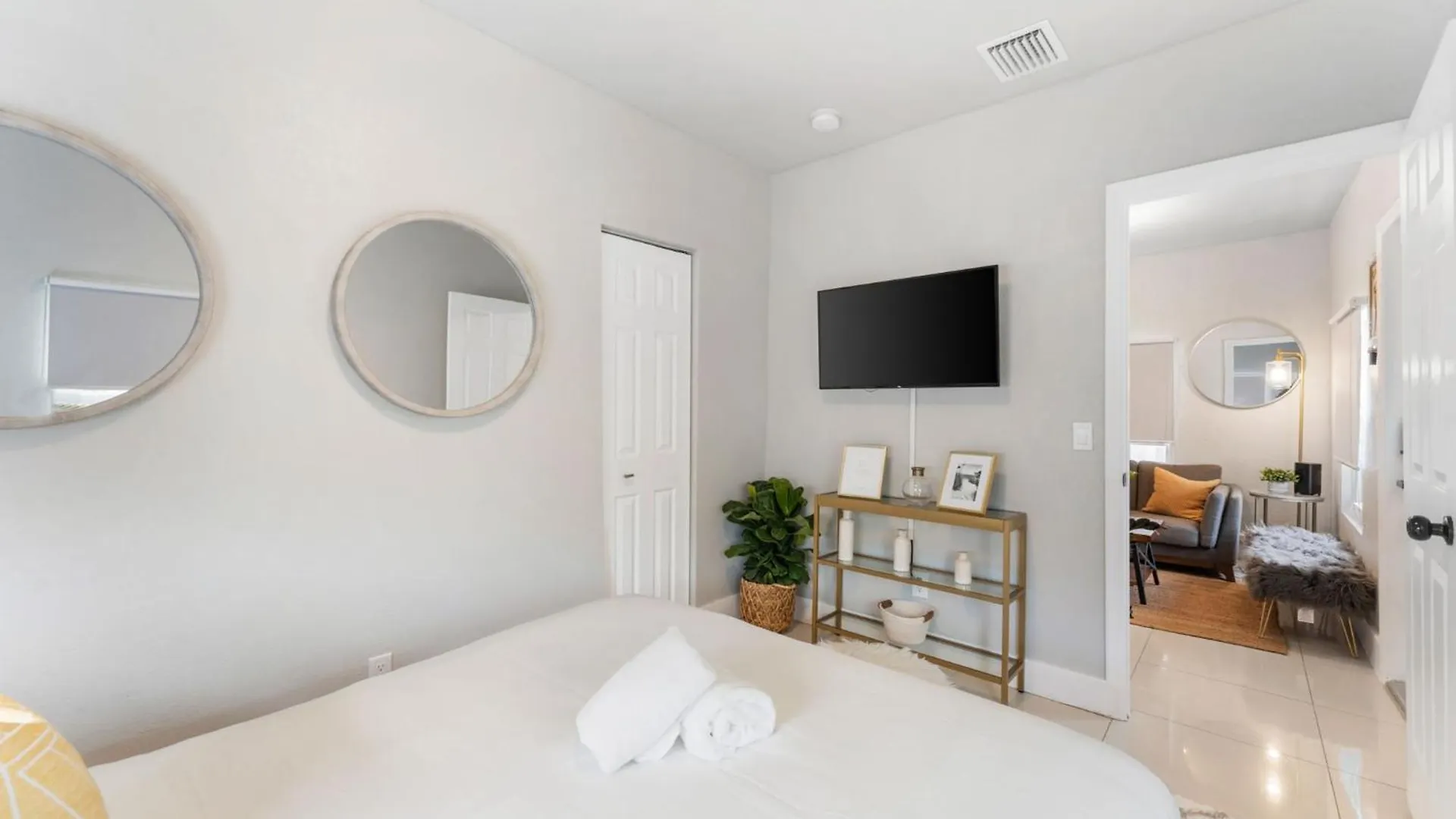 Cozy 2 Bedroom W/gated Parking, Patio & W/d Apartment Miami