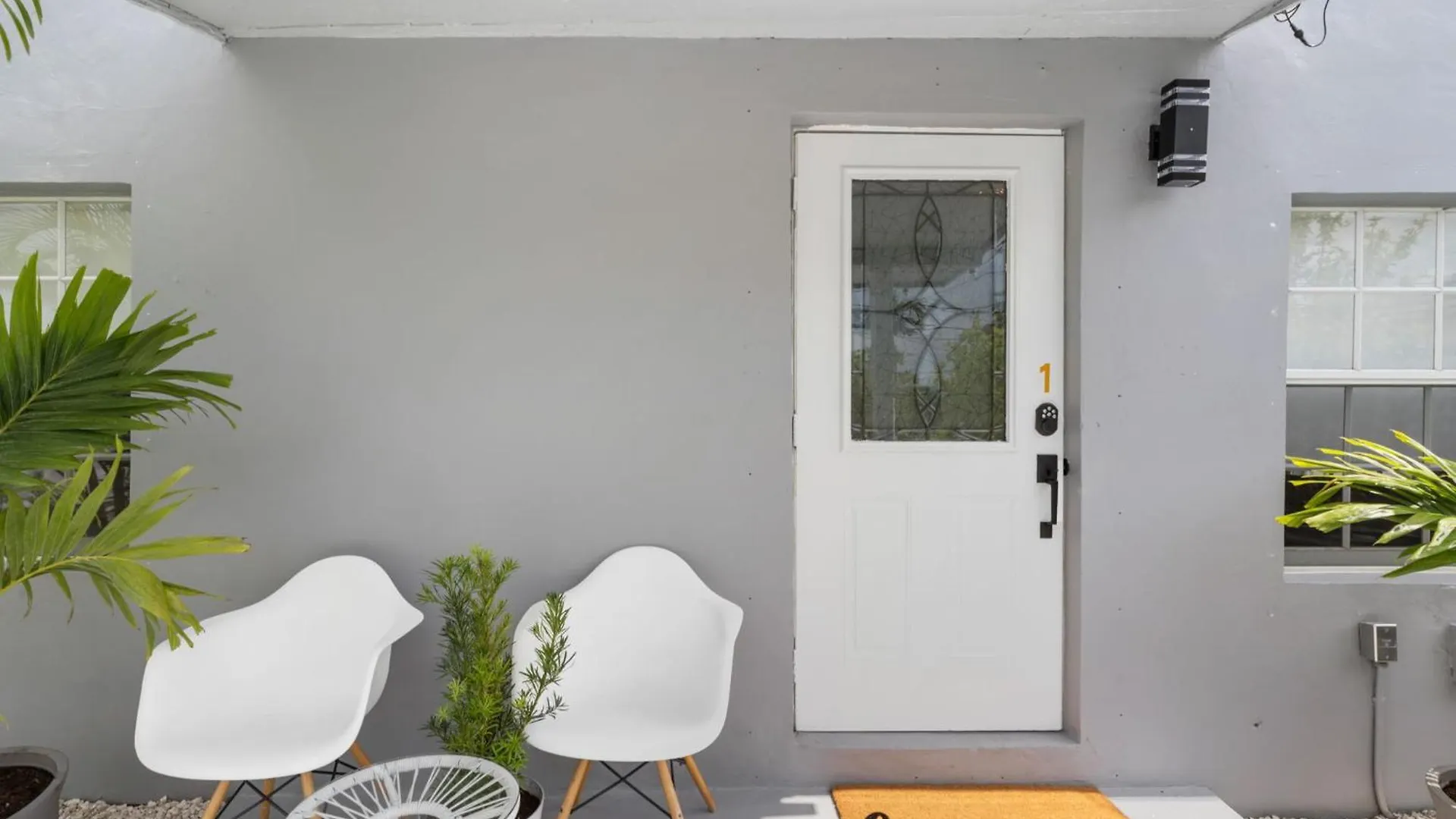 Apartment Cozy 2 Bedroom W/gated Parking, Patio & W/d *
