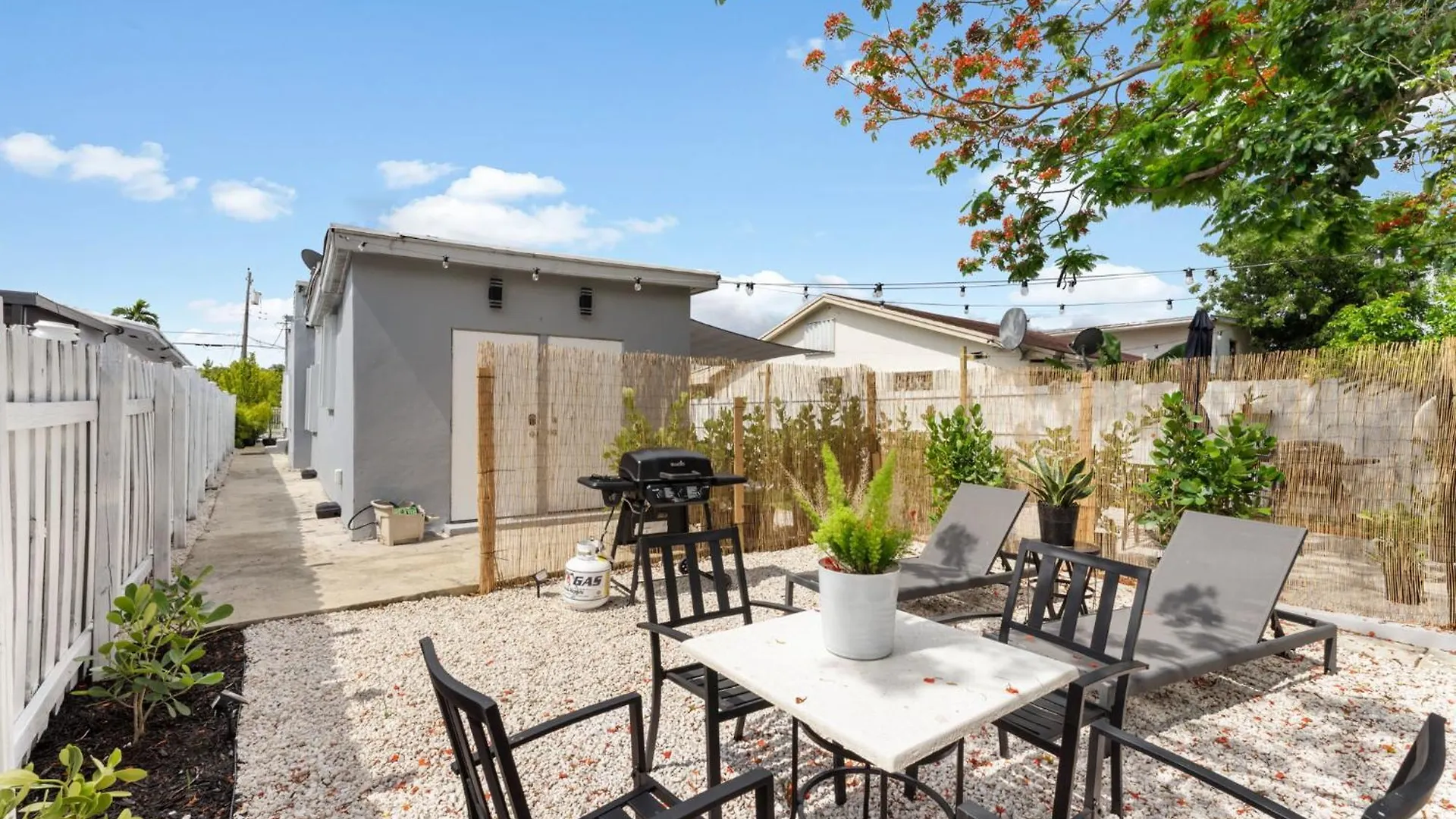 Cozy 2 Bedroom W/gated Parking, Patio & W/d