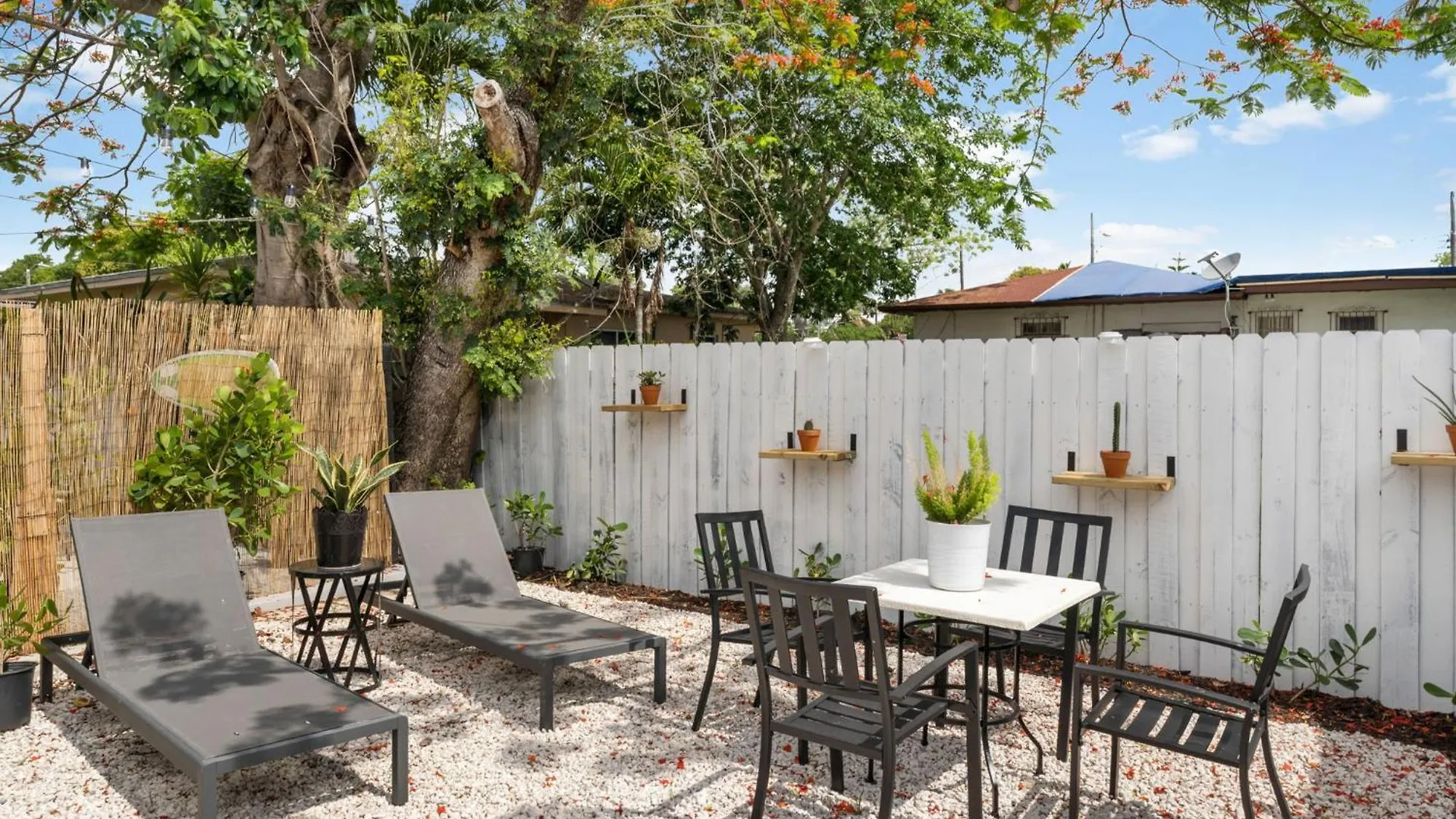 Apartment Cozy 2 Bedroom W/gated Parking, Patio & W/d *
