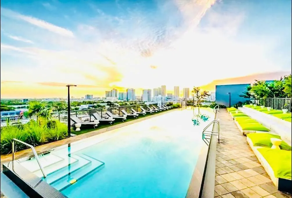 Art House King Bed Rooftop Pool Miami