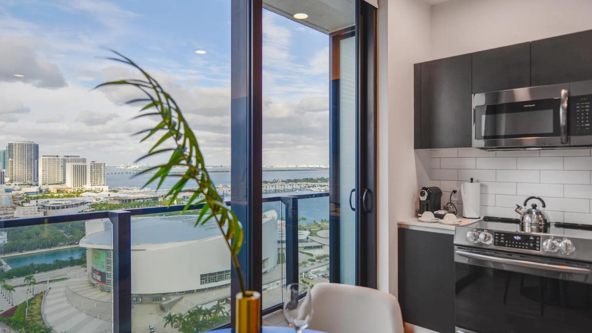 Studio Close To The Bayside With Ocean View Apartment Miami