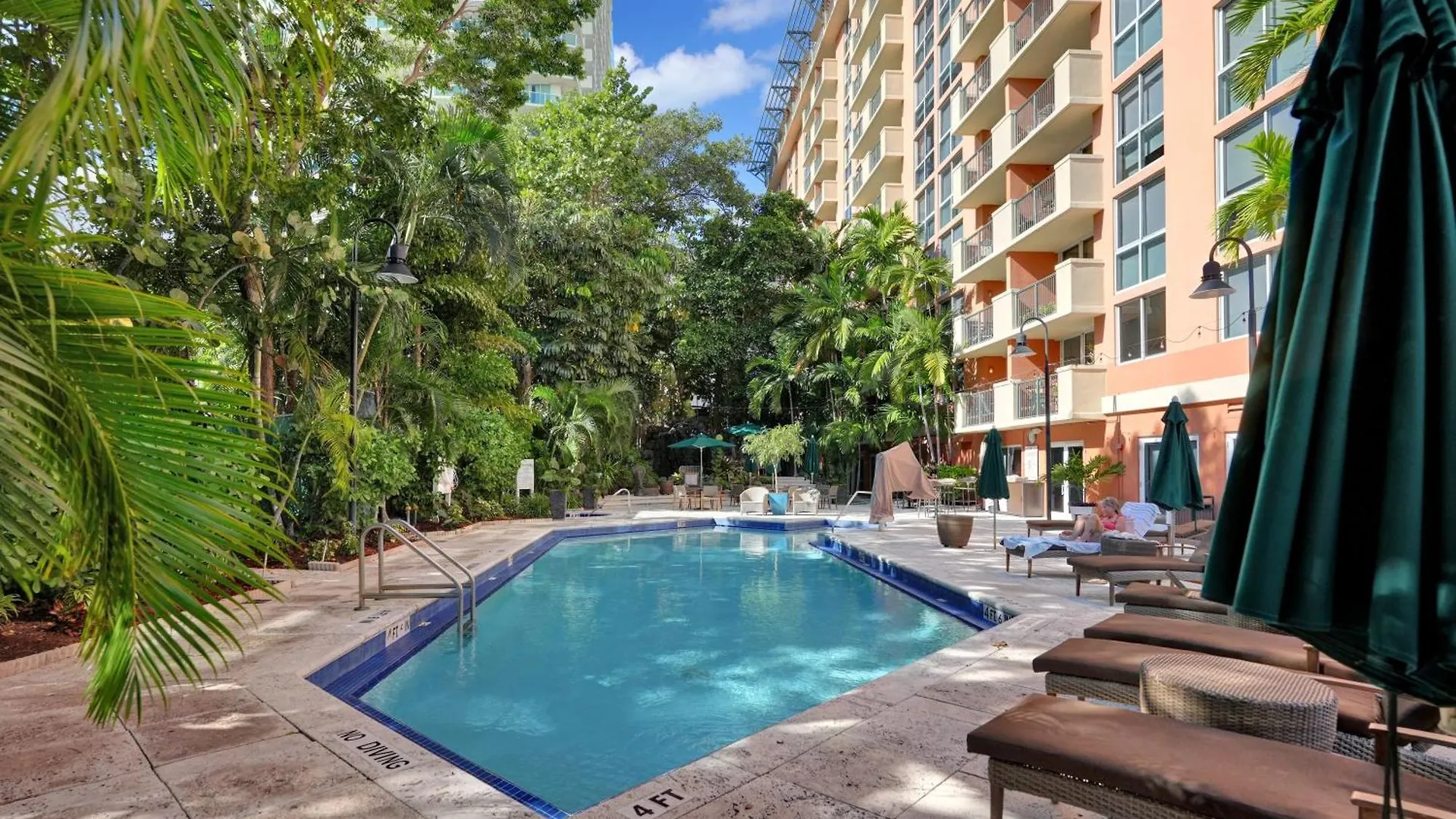 Treetop Retreat! Cozy 2 Bedroom In Heart Of Grove Apartment *