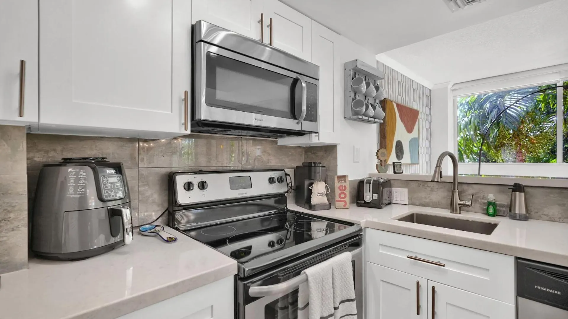 Treetop Retreat! Cozy 2 Bedroom In Heart Of Grove Miami