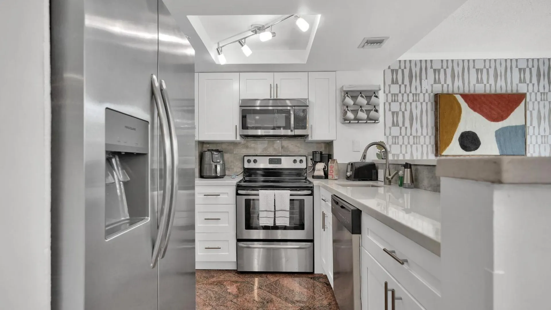 Treetop Retreat! Cozy 2 Bedroom In Heart Of Grove Apartment