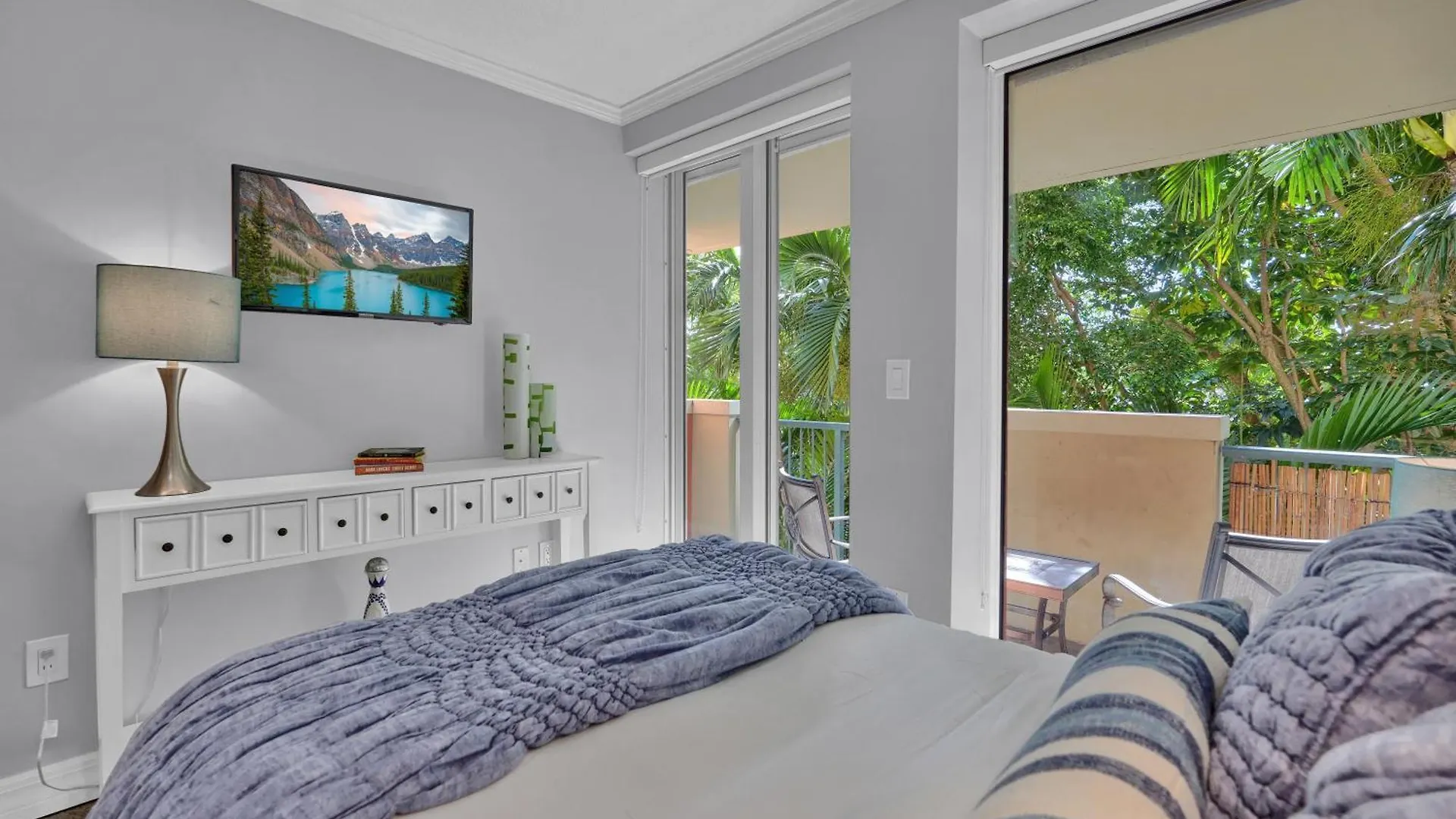 Treetop Retreat! Cozy 2 Bedroom In Heart Of Grove Apartment Miami
