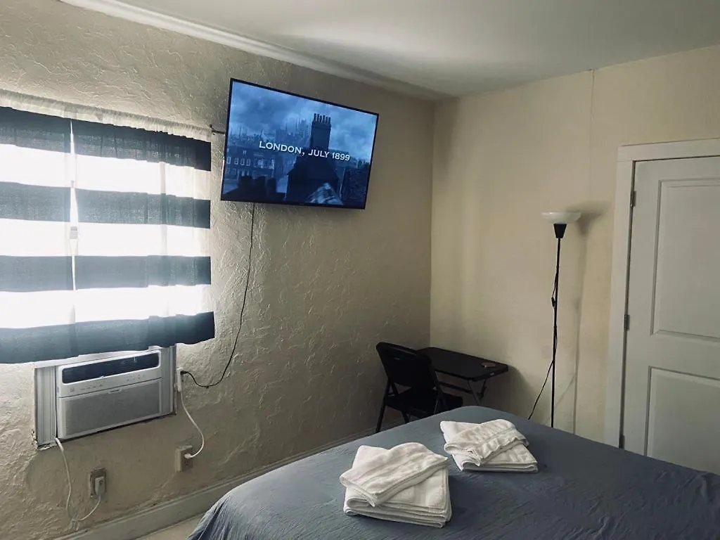 Cozy In Cute House, Close To Airport - Free Parking Homestay Miami