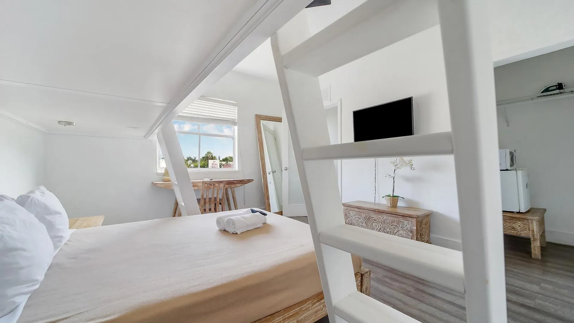 Treehouse 3*