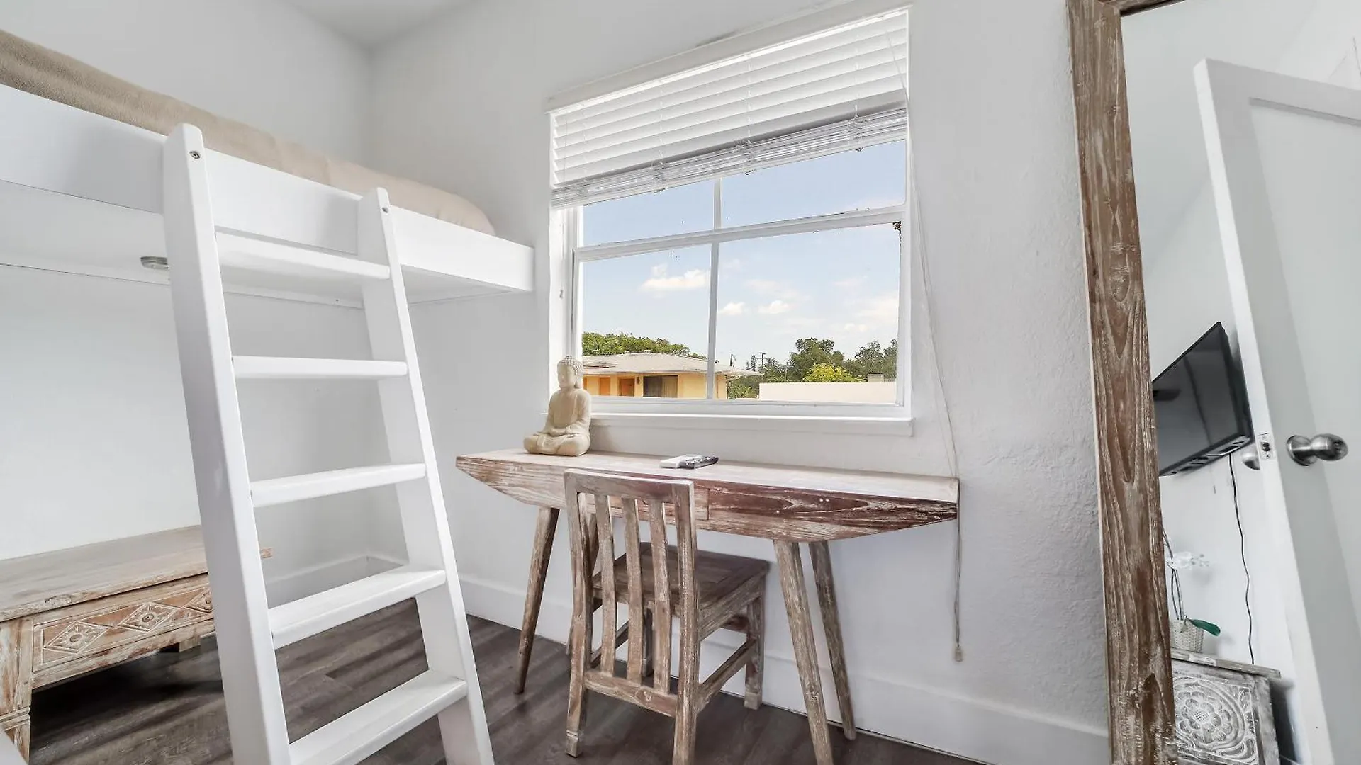 Treehouse Apart-hotel