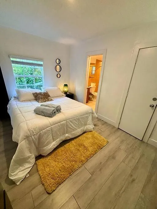 Quiet & Centrally Located House - Private Parking, Laundry And Storage For Luggage Holiday home