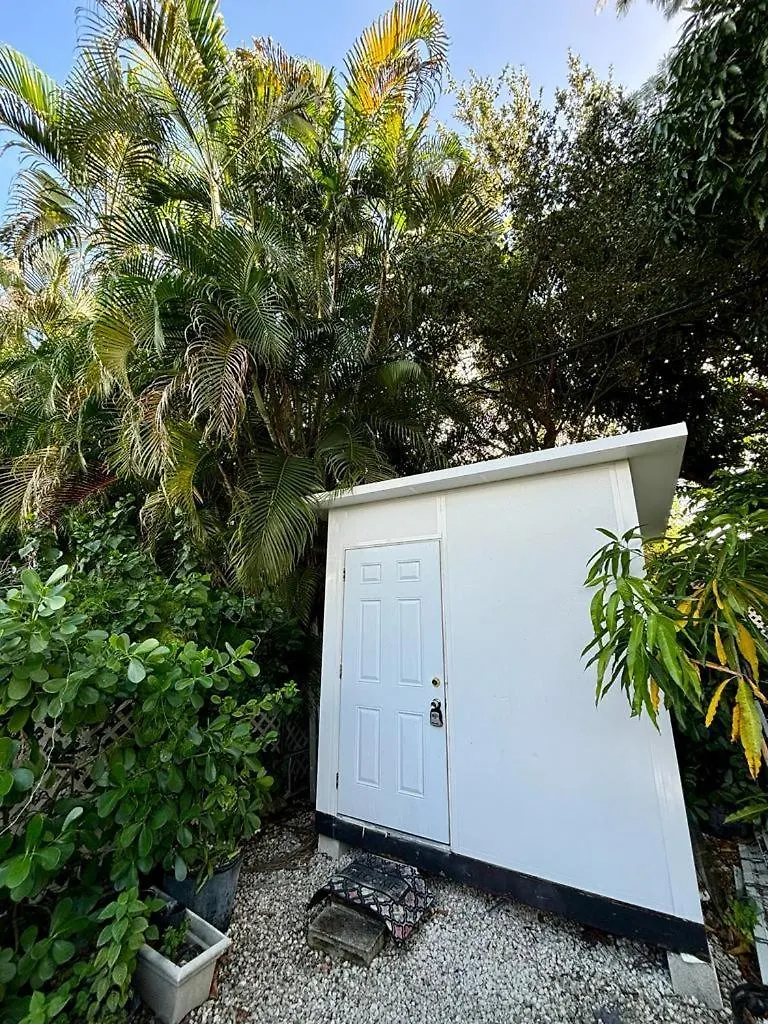 Quiet & Centrally Located House - Private Parking, Laundry And Storage For Luggage