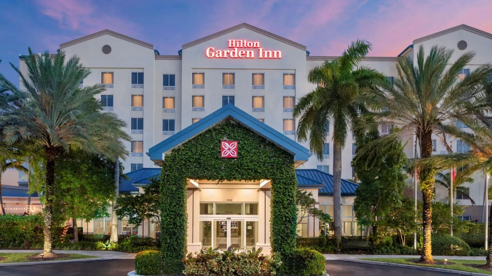 Hilton Garden Airport West 3*