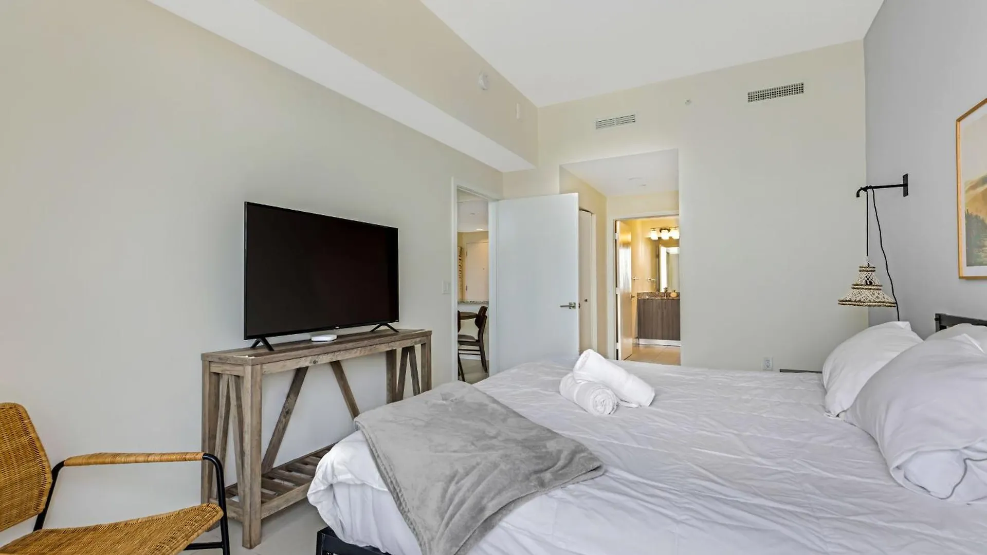 Modern Downtown Doral One-bedroom With Golf Course Views