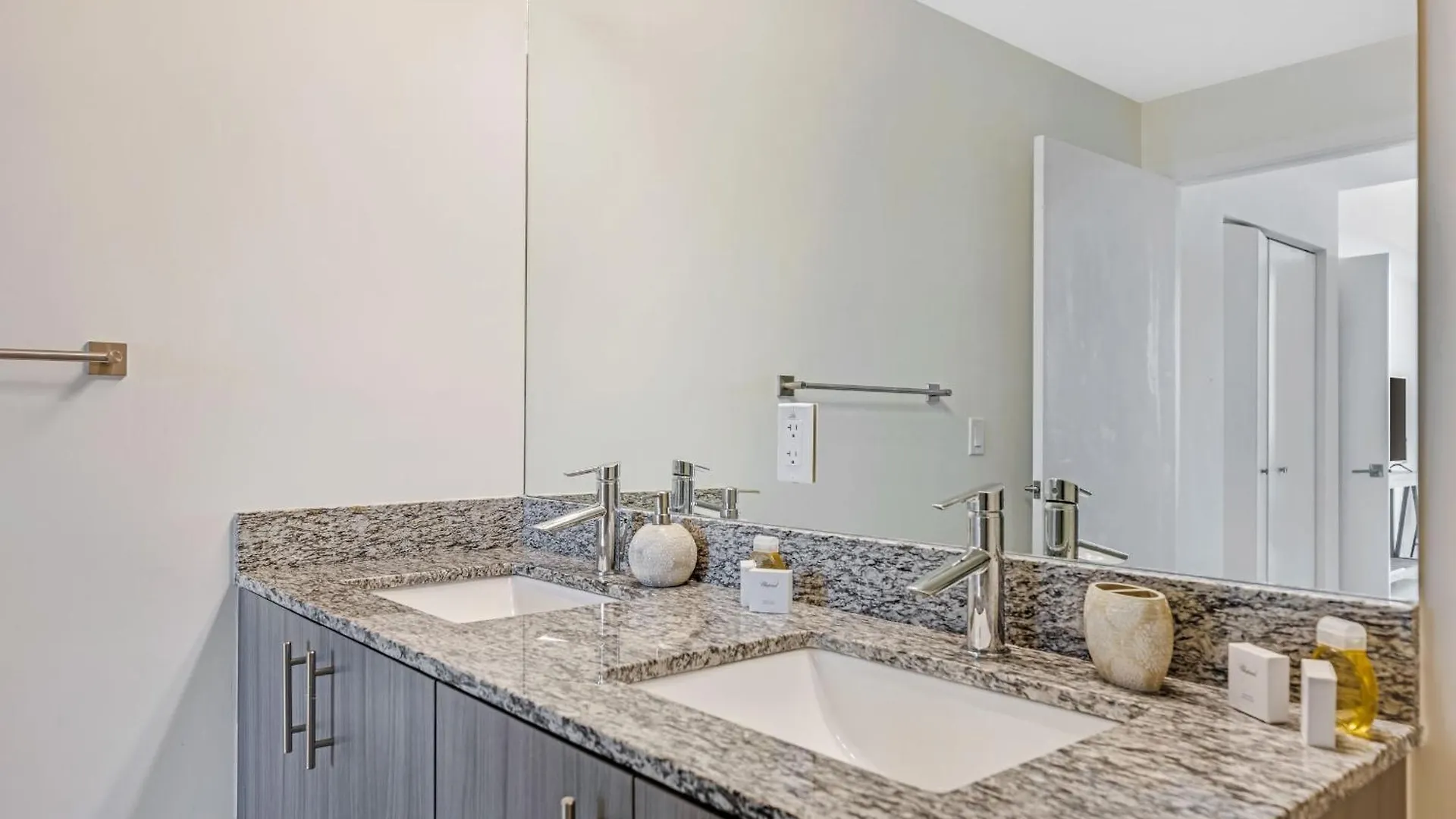 Modern Downtown Doral One-bedroom With Golf Course Views Miami