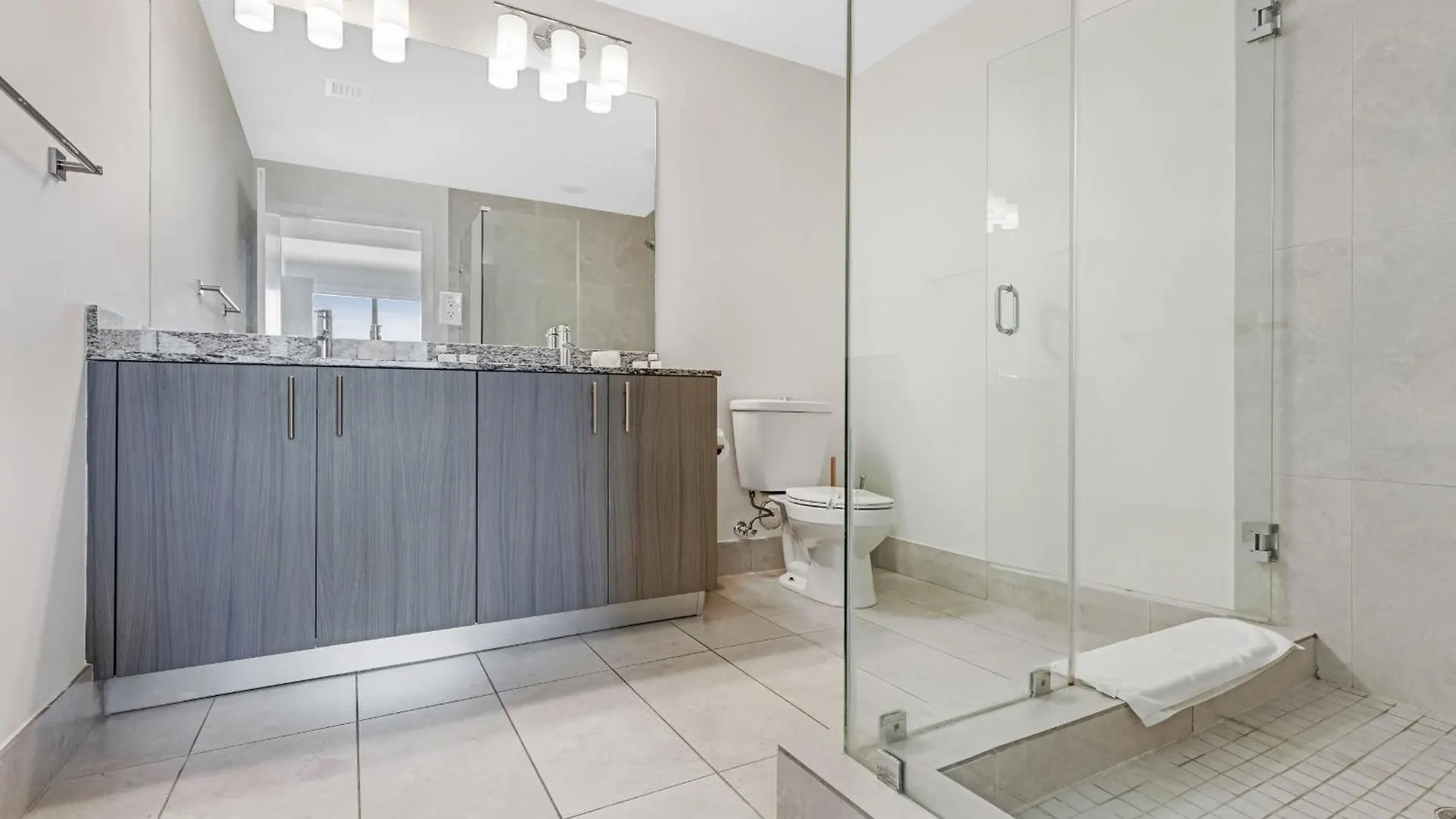 Apartment Modern Downtown Doral One-bedroom With Golf Course Views *